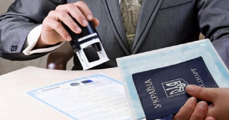 Реєстратору буде замало показати паспорт: він має переконається, чи та сама особа подає заяву про проведення реєстраційні дії.