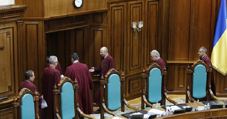 За задумом нардепів, міжнародні експерти забезпечать, аби у крісла, що вивільнятимуться в КС, не потрапили дилетанти у галузі права.