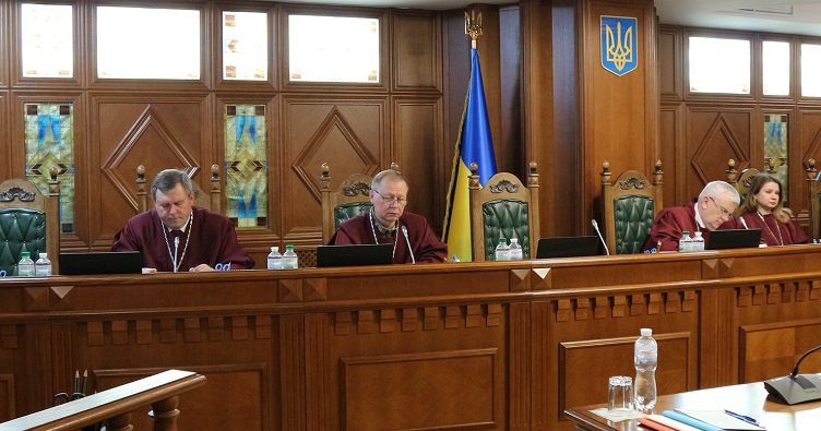 Суддя-доповідач у цій справі — Петро Філюк (крайній ліворуч).