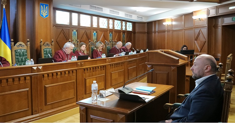 На відкритій частині пленарного засідання був присутній суб’єкт права на конституційну скаргу Микола Ніколаєв (праворуч).