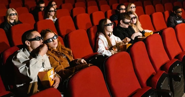 Чи можна сидіти в кінотеатрі без квитка?