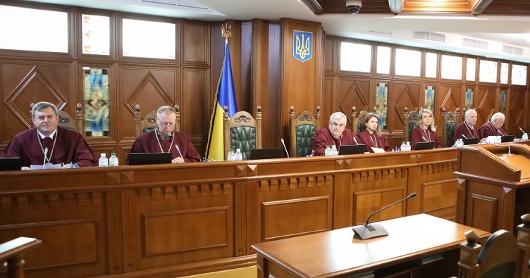 Судья-докладчик по этому делу — Петр Филюк (крайний слева).