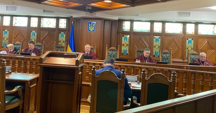 Судді доповідачі у цій справі —Володимир Мойсик (крайній праворуч) та Галина Юровська.