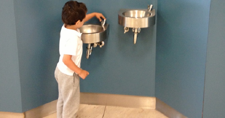 Питні фонтанчики можна знайти в багатьох аеропортах Європи, а от порожню пляшку поки що продають тільки в Схіпхолі.