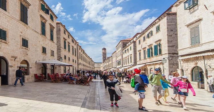По данным портала Holidu, Дубровник является лидером по количеству туристов, приходящихся на одного местного жителя: 36 к 1.