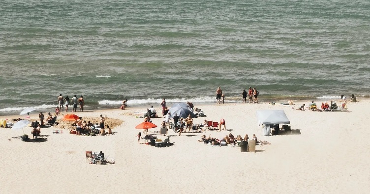 .У Португалії налічується 352 пляжі, відзначені європейським знаком «Блакитний прапор», і 214 — категорії «Доступний пляж».