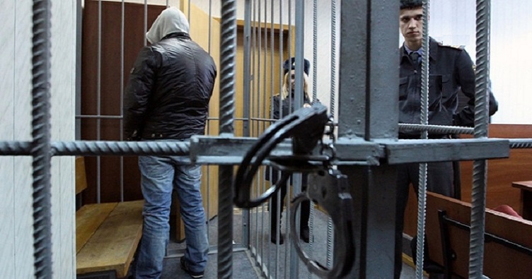 Хоча ґрати в судах замінили на скло, судді від того не стали рідше задовольняти клопотання про тримання під вартою.