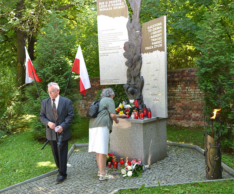 Даже без решения Сейма еще в 2004 году на кладбище в Кракове установили памятник полякам — жертвам геноцида на Волыни.