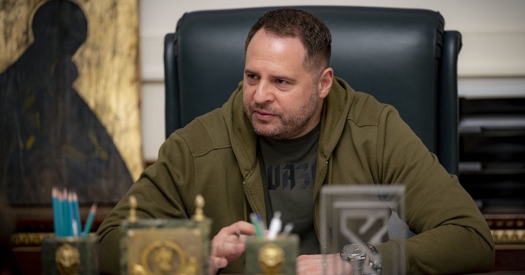 Як приклад непотизму в українській політиці нардеп називає главу Офісу Президента Андрія Єрмака та його кумів.