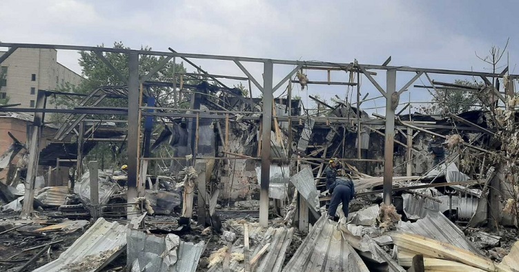 Рятувальники розбирають аварійні конструкції СТО в Дарницькому районі столиці, в яку влучили уламки ракети. Фото: КМДА