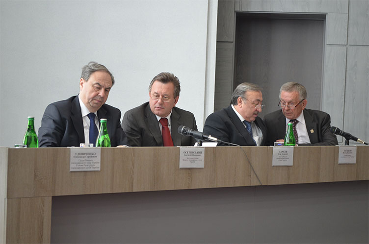 Предложения А.Осетинского (крайний слева), в частности относительно введения внутреннего и внешнего оценивания работы хозсудов, наверное, нашли поддержку у председателя ВККС Игоря Самсина.