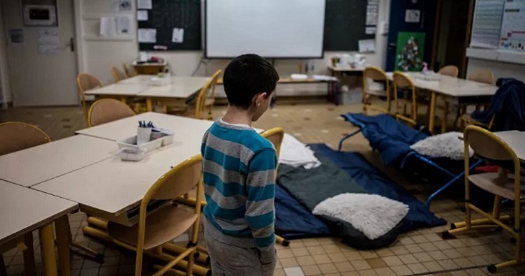 Даже в такой развитой стране, как Франция, дети из бедных семей остаются спать в классе, где теплее и уютнее, чем дома.