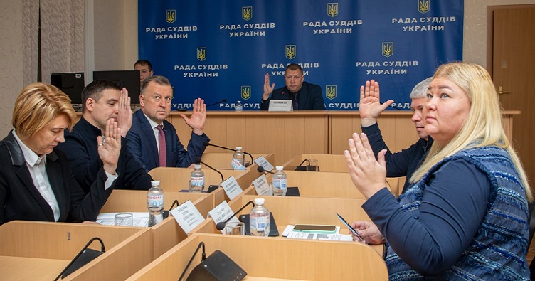 Аби спостерігати за трансляцією засідання РСУ, натисніть на зображення.судебной системы.