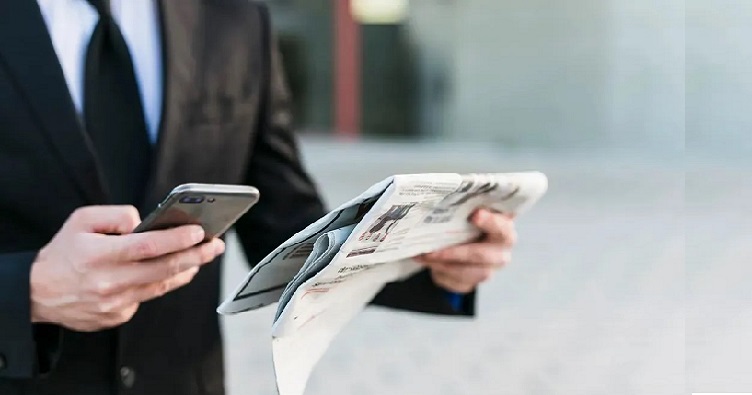 Людина, яка набирає на ходу повідомлення, не тільки ризикує зіткнутися з перешкодою, а й завдає шкоди своїм колінам.