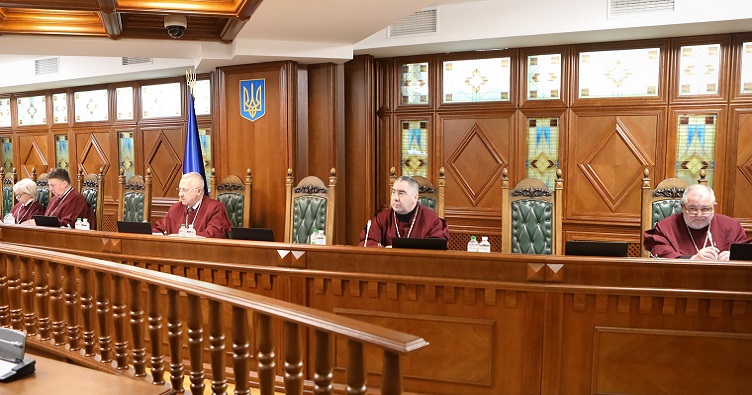 Суддя-доповідач у справі — Володимир Мойсик (крайній праворуч).