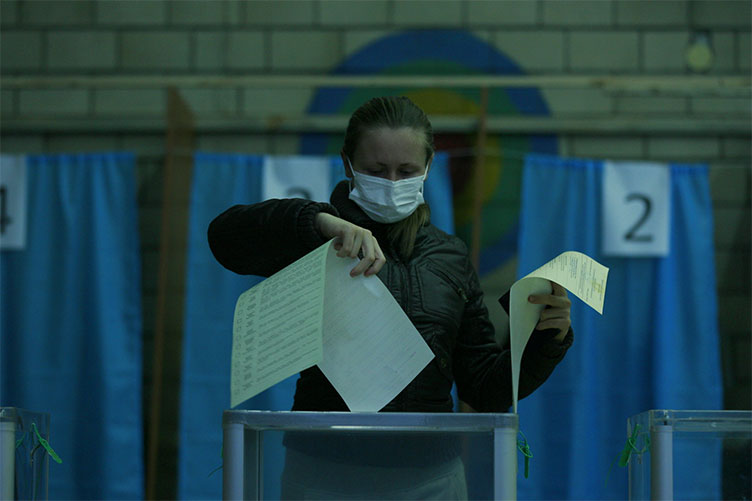Проблема голосования украинских граждан, проживающих за границей, 
но не зарегистрированных как избиратели, остается открытой и после решения КС.