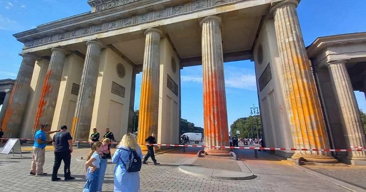 Активисты дважды нападали на Бранденбургские ворота: в сентябре 2023 года они распылили желтую и оранжевую краску на 6 колон.