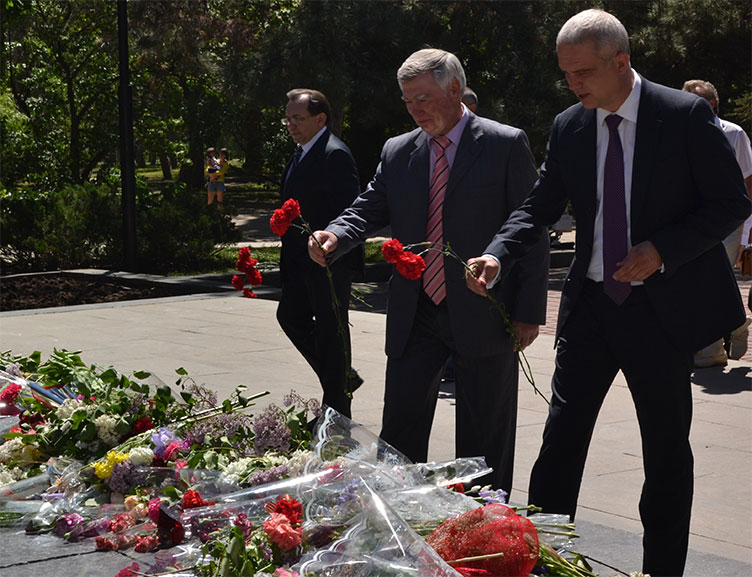 В.Чорнобук (праворуч) разом із колегами вшанував пам’ять загиблих 
під час Великої Вітчизняної війни, поклавши квіти до Вічного вогню.