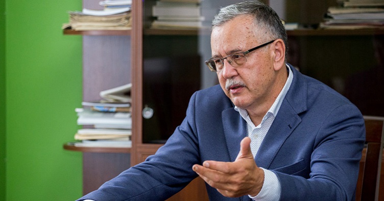 Анатолій Гриценко даремно вважався «темною конячкою» президентських перегонів, куди «темнішими» були його оборудки з військовим майном.
