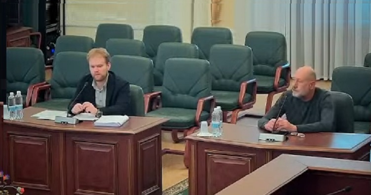 Наразі Володимир Гончар (праворуч) відсторонений від здійснення правосуддя.
