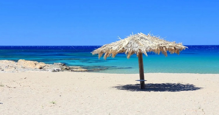 Отсутствием шезлонгов на пляжах власти хотят обеспечить легкий доступ к морю для всех.