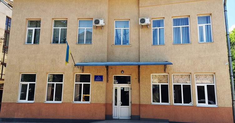 По штатному расписанию в Косовском райсуде Ивано-Франковской области должно работать 6 судей.