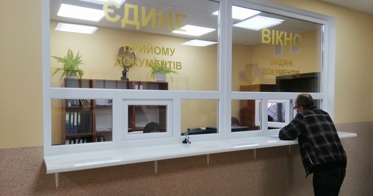 Кожне звернення громадян до суду починається із канцелярії. І чим більше таких звернень — тим більше навантаження на апарат суду.