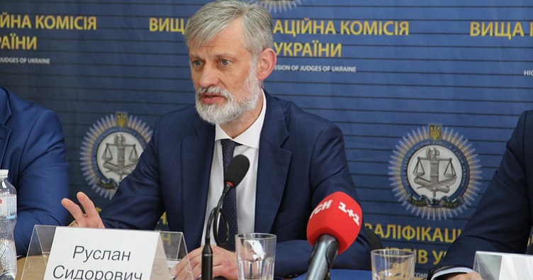 Заступник голови ВККС Руслан Сидорович вже третій місяць виконує функції очільника комісії.