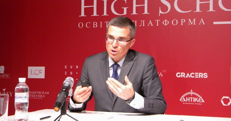 Адвокат Євген Дядюк.