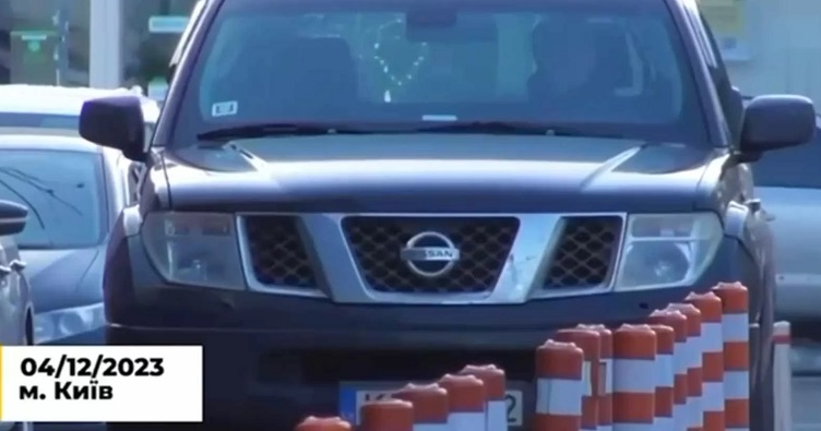 Віталій Шабунін за кермом викраденого у ЗСУ джипу. Скрин із відео Телеграм-каналу «Інсайдер.ua».