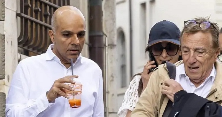 Аджаю (справа) и его жене Намрате еще повезло, что они были оправданы по более серьезному обвинению в торговле людьми.