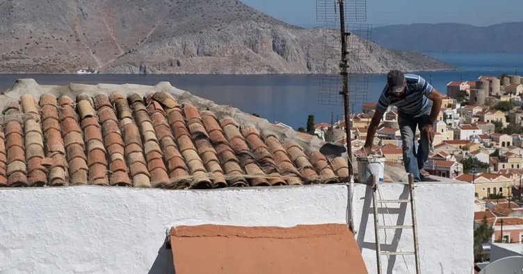 Новый закон подгоняет юридический контекст под реальность, поскольку многие греки уже работают больше пяти дней в неделю.