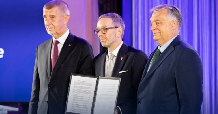 Накануне Виктор Орбан (крайний справа) вместе с представителями Чехии и Австрии создали ультраправую фракцию в Европарламенте.