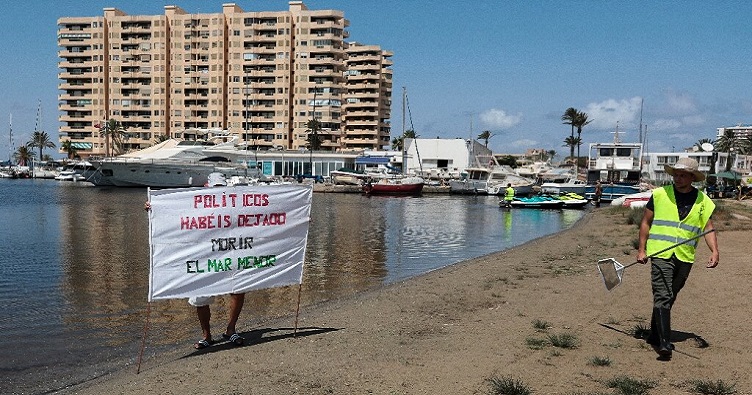 «Політики, ви дозволяєте Мар-Менор померти!» — говорить банер на пляжі.