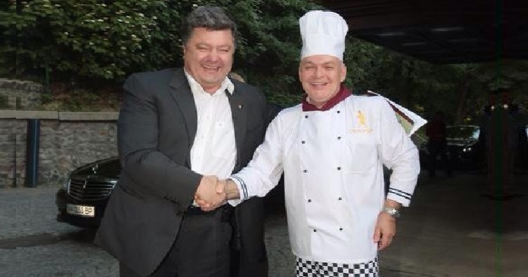 Петр Порошенко (слева) водил дружбу с российским пропагандистом Дмитрием Киселевым. Скриншот с YouTube.