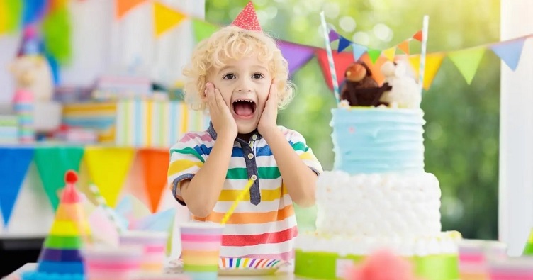 Щоб святкування у дитсадках не перетворювалися на змагання батьків у щедрості, пригощання вирішили заборонити зовсім.