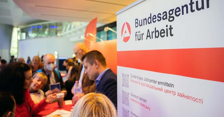 На немецкой бирже труда есть специальные предложения для украинских беженцев. Фото: Christoph Soeder/dpa