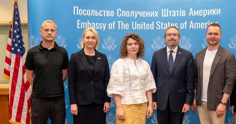 Раніше Віталій Шабунін (крайній ліворуч) полюбляв світлини з Посольства США в Україні, спираючись саме на підтримку ззовні.Фото: з Facebook-сторінки В.Шабуніна