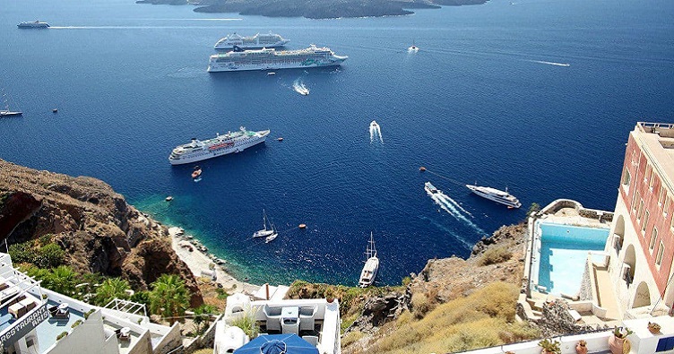Ежегодно на Санторини прибывают более 400 круизных лайнеров, что сказывается на быте местных жителей.