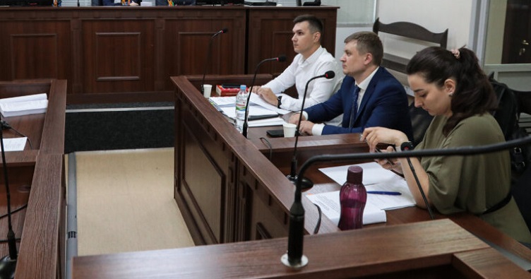 Олексій Сальников (в центрі) у залі засідання ВАКС. Фото: Ґрати