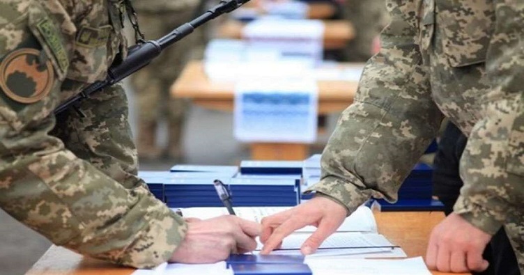 Нардепы считают, что дополнительные гарантии в части образования и пенсии повысят привлекательность службы по контракту.