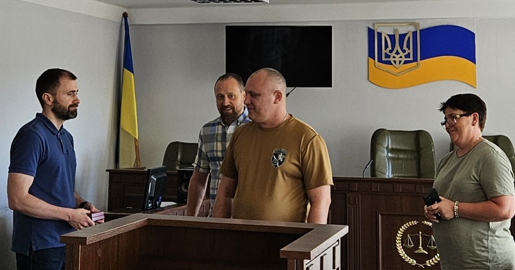 Тарас Андрейчук (слева) во время вручения ордена «За мужество» ІІІ степени.