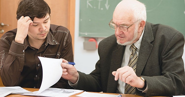 Ученые считают, что ближе к вечеру ухудшаются и когнитивные способности студентов, и настроение экзаменаторов.