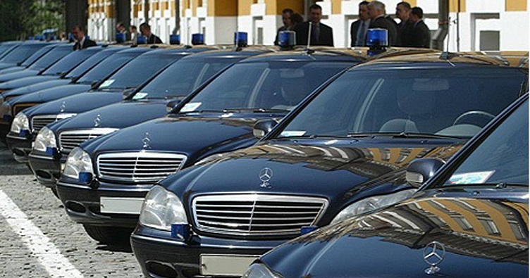 Прихильність багатьох наших чиновників до автомобілів чорного кольору підігріває міста на кілька градусів.