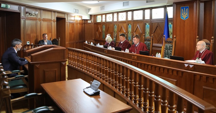 На пленарному засіданні другого сенату Конституційного Суду був присутній автор скарги — Юрій Цвіркун (ліворуч).