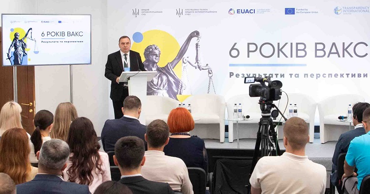 Голова Верховного Суду Станіслав Кравченко під час виступу на круглому столі.