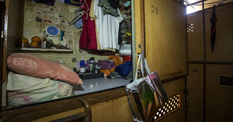 За даними уряду, в Гонконгу понад 200 тис. осіб проживають приблизно у 110 тис. таких «поділених» квартирах.