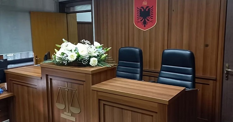 Колеги судді Астріта Калайї поклали квіти на місці злочину на знак пам’яті про нього. Фото: Euronews Albania