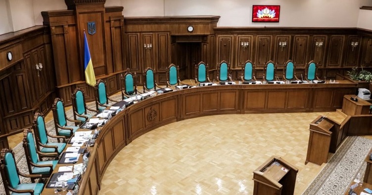 На відміну від адмінсудів, Конституційний Суд перевіряє правовий акт на відповідність Конституції, абстрагуючись від конкретних правовідносин.