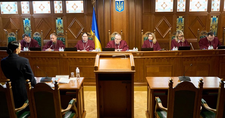 Судья-докладчик Александр Петришин (в центре) на заседании первого сената КС.